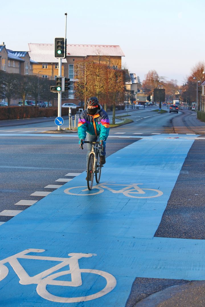 Det virker som en uskyldig lille fejl at cykle mod kørselsretningen i et lyskryds. Men ikke desto mindre sætter spøgelsescyklisterne både deres egen og deres medtrafikanters sikkerhed over styr. (Foto: Via Trafik)