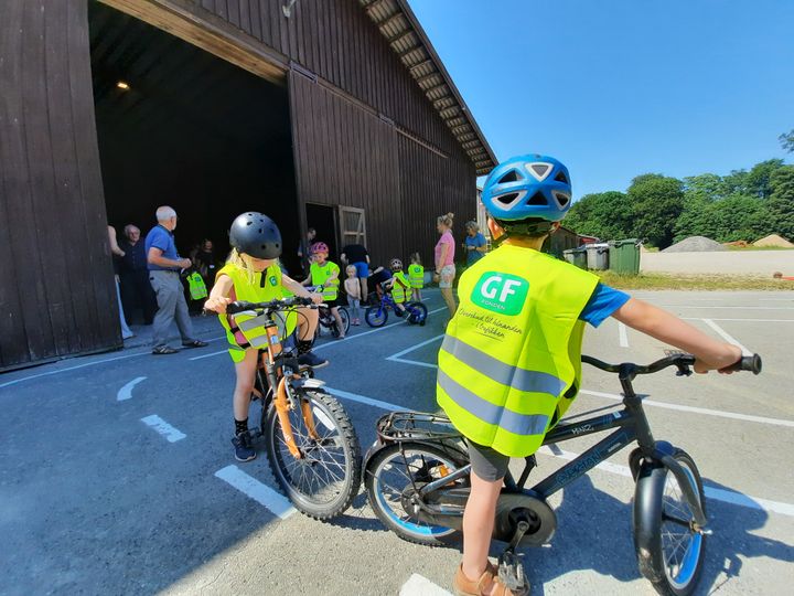 En af de trafikprojekter, der senest har modtaget GF Trafikpris, er en cykelbane i Bøgely Skovbørnehave,  hvor de yngste trafikanter får grundlagt gode trafikvaner. Det var en frivillig i børnehaven, der selv fik den gode idé, søgte pengene og efterfølgende designede og skabte den flotte cykelbane. (Foto: GF Fonden)