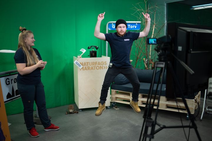 I uge 7 er det skoler i Jammerbugt Kommune, der får fornøjelsen af at opleve værterne, Caroline Vester Villumsen og Mikkel Skau Tolstrup, der sender live fra Naturvidenskabernes Hus.