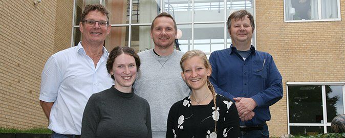 Forskningen er udført i et samarbejde mellem forskere fra Aarhus Universitet og Aarhus Universitetshospital: Forreste række ses de to førsteforfattere af den videnskabelige artikel i EMBO Reports (fra venstre): Louise Dalskov og Michelle Møhlenberg. Bagerst (fra venstre): Hans Jürgen Hoffmann, Christian Kanstrup Holm og Rune Hartmann. Foto: Lisbeth Heilesen.