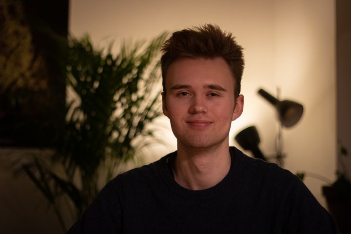 Julius er en af de mange frivillige, der sidder klar til en snak under nedlukningen. Privatfoto