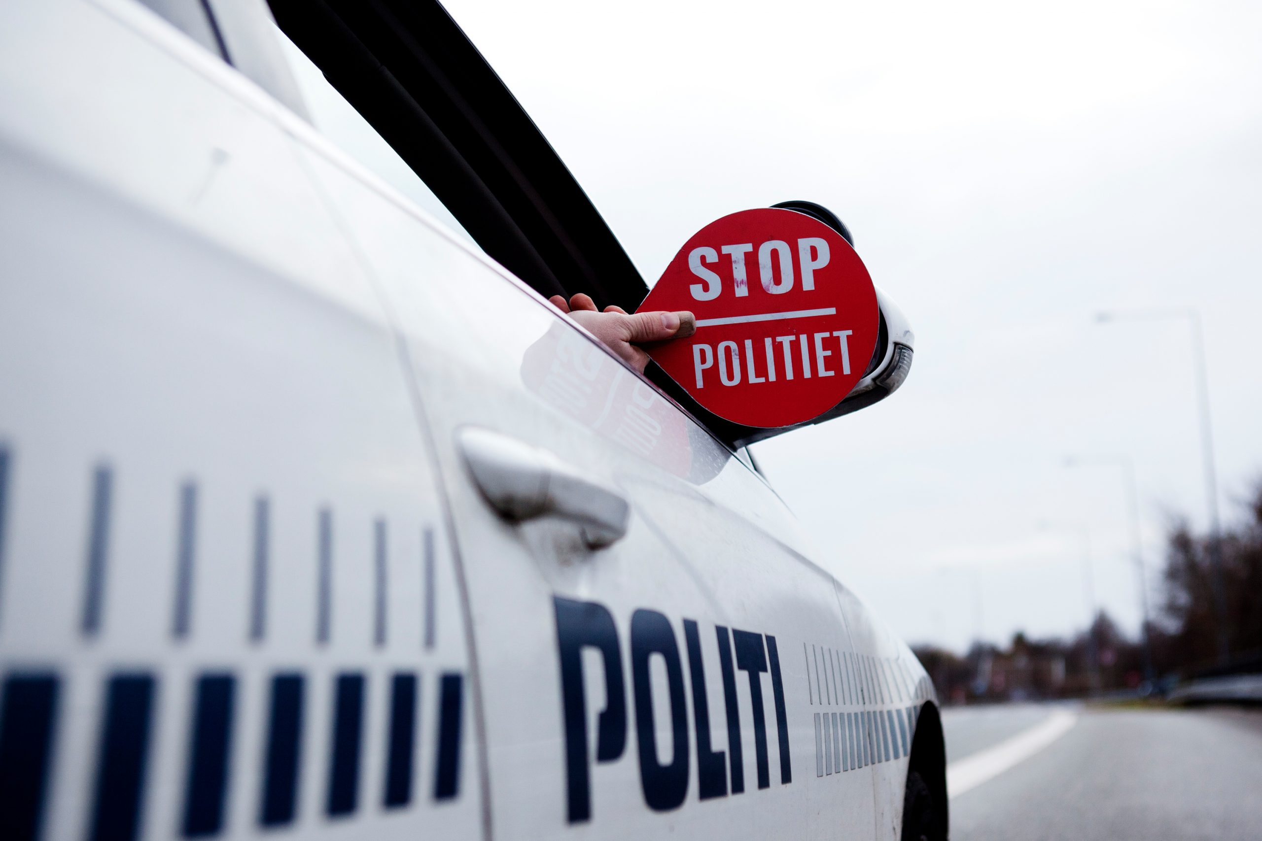 Betjent med stopskilt