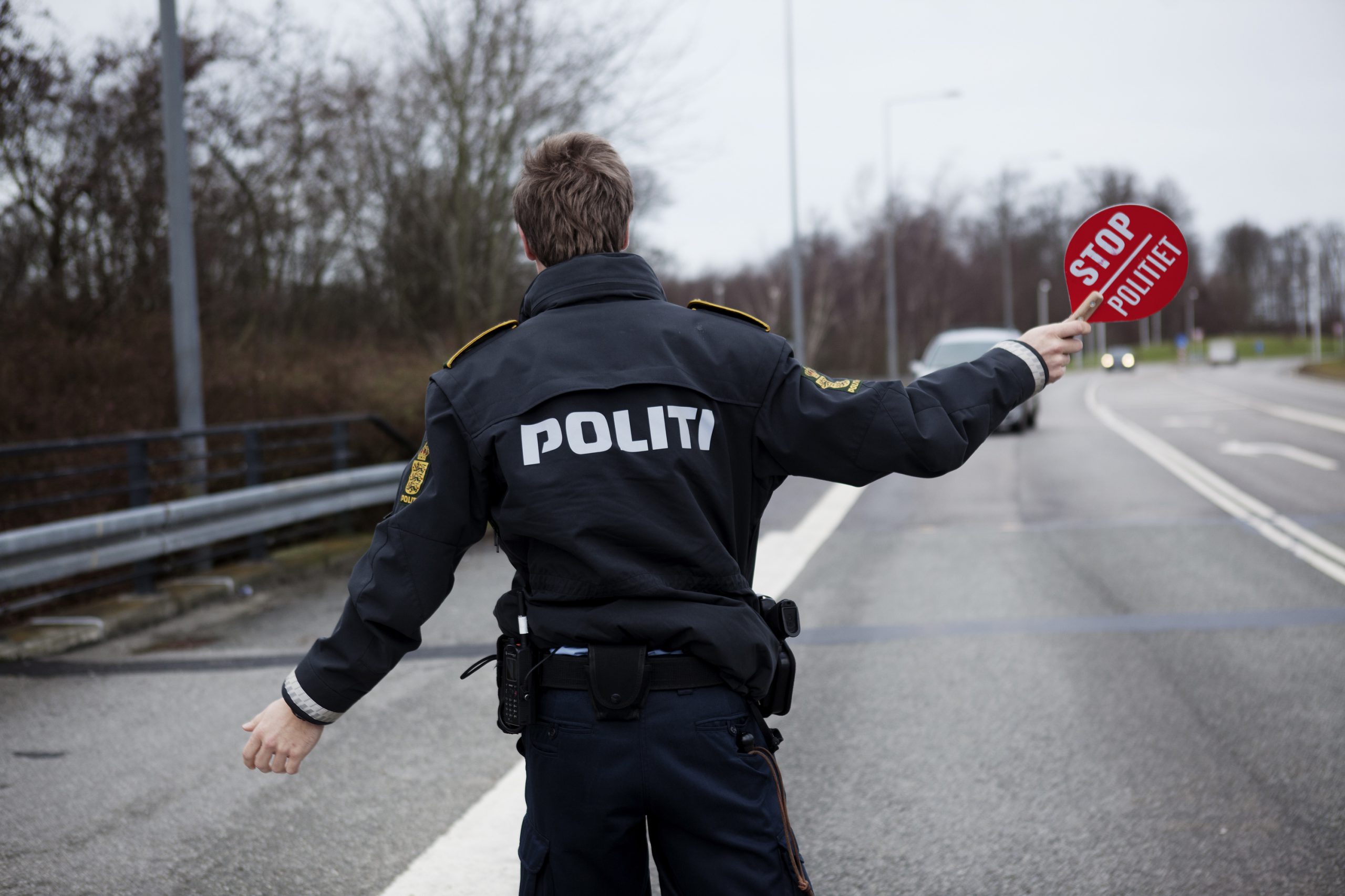Betjent med stopskilt