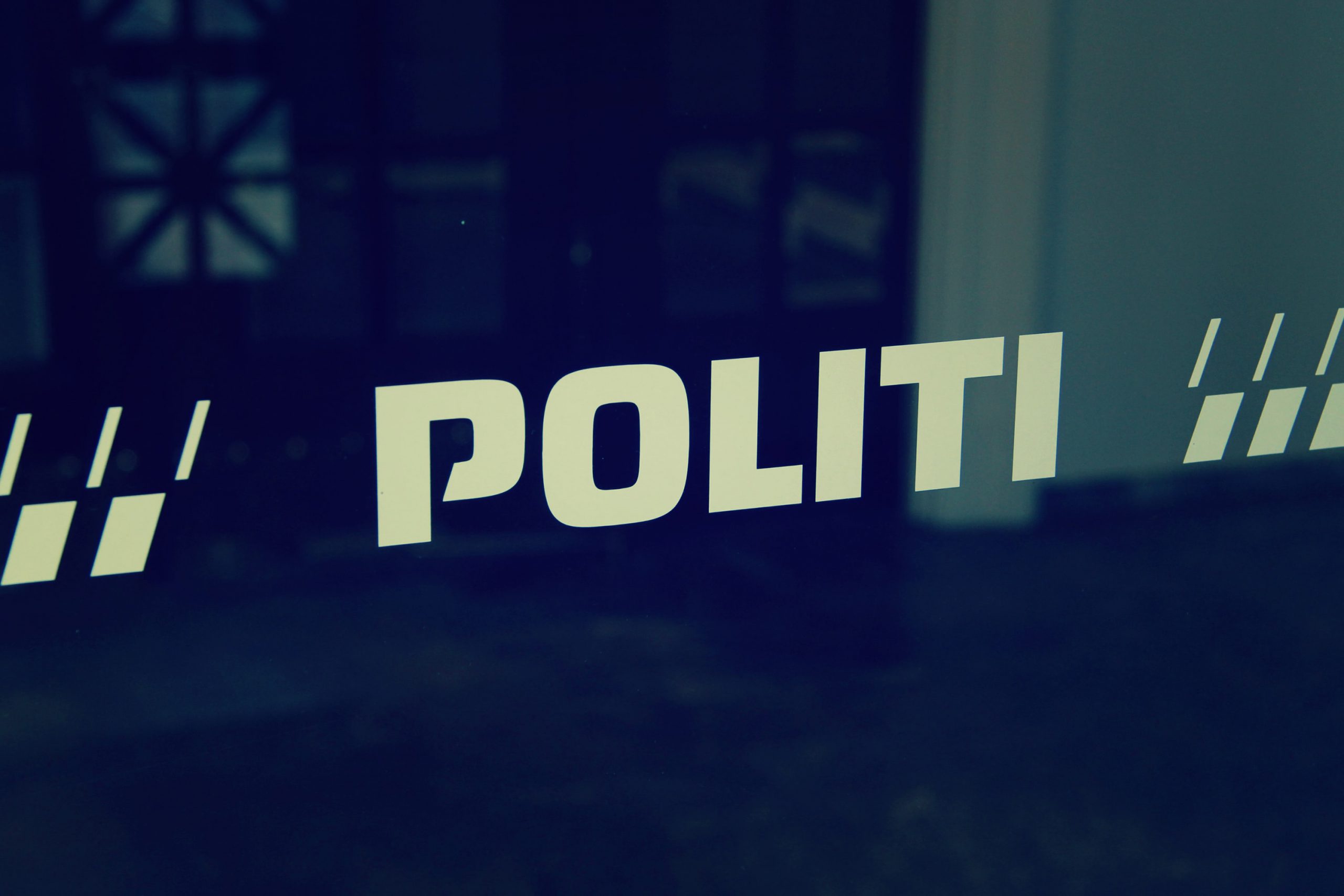 Politilogo på rude