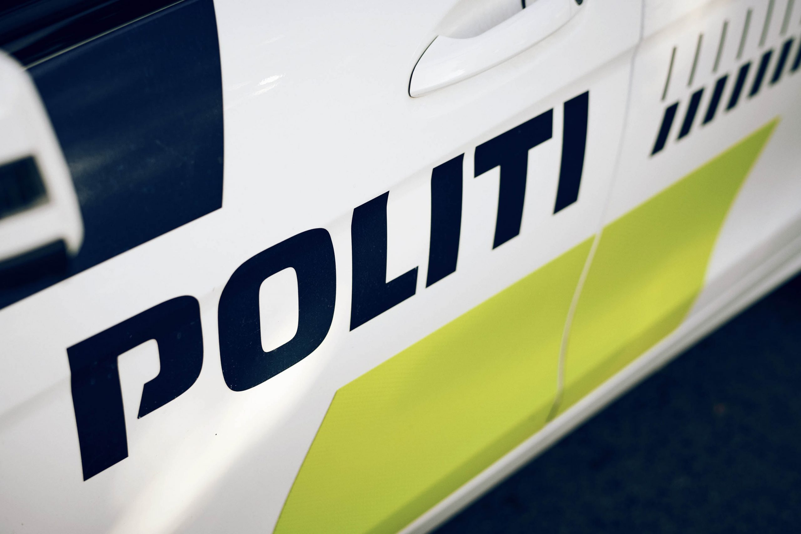 Politilogo på patruljebil