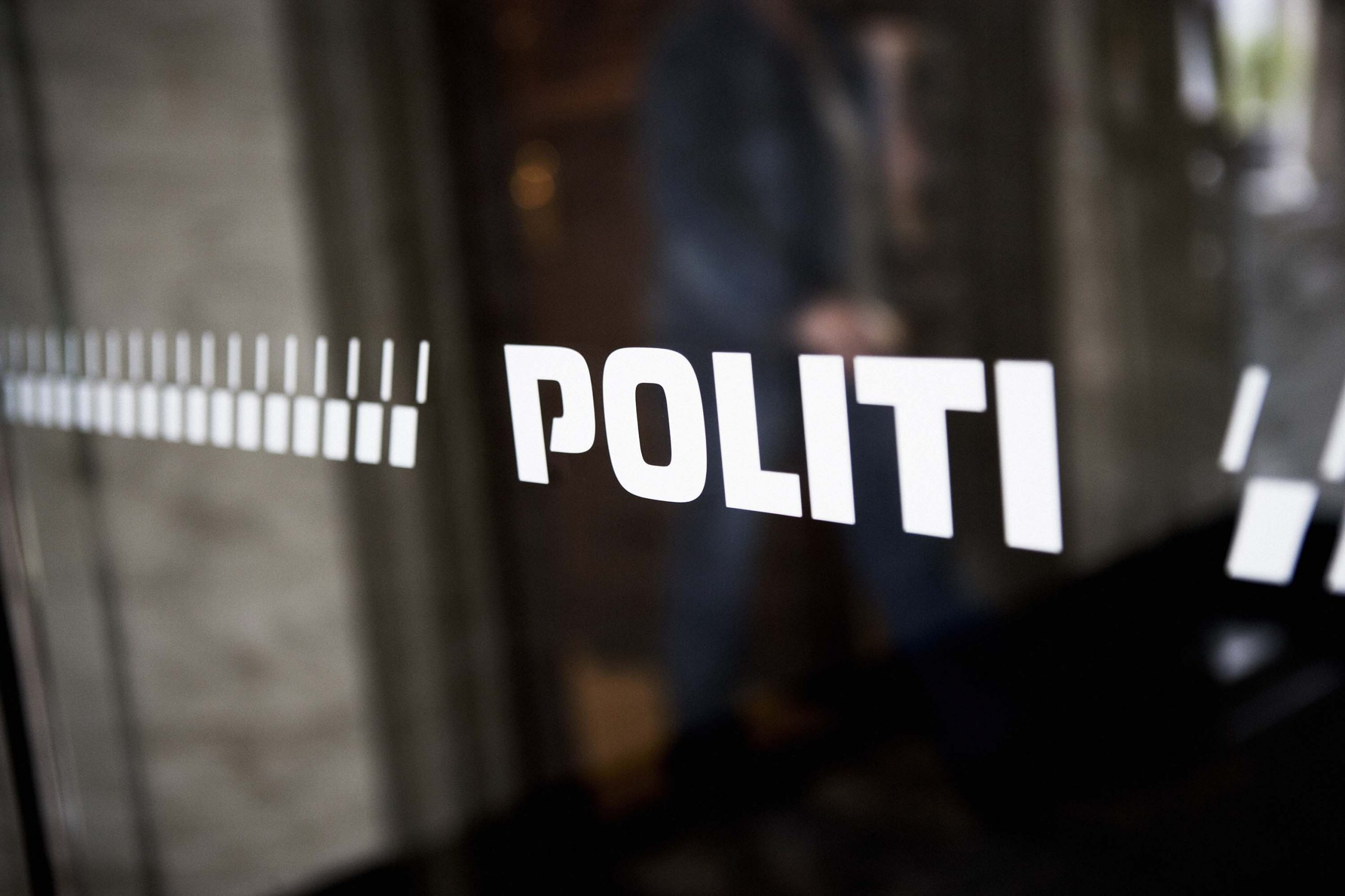 Politilogo på rude